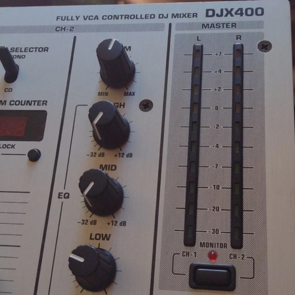 Behringer DJX400 Mixer - Picture 2 of 6